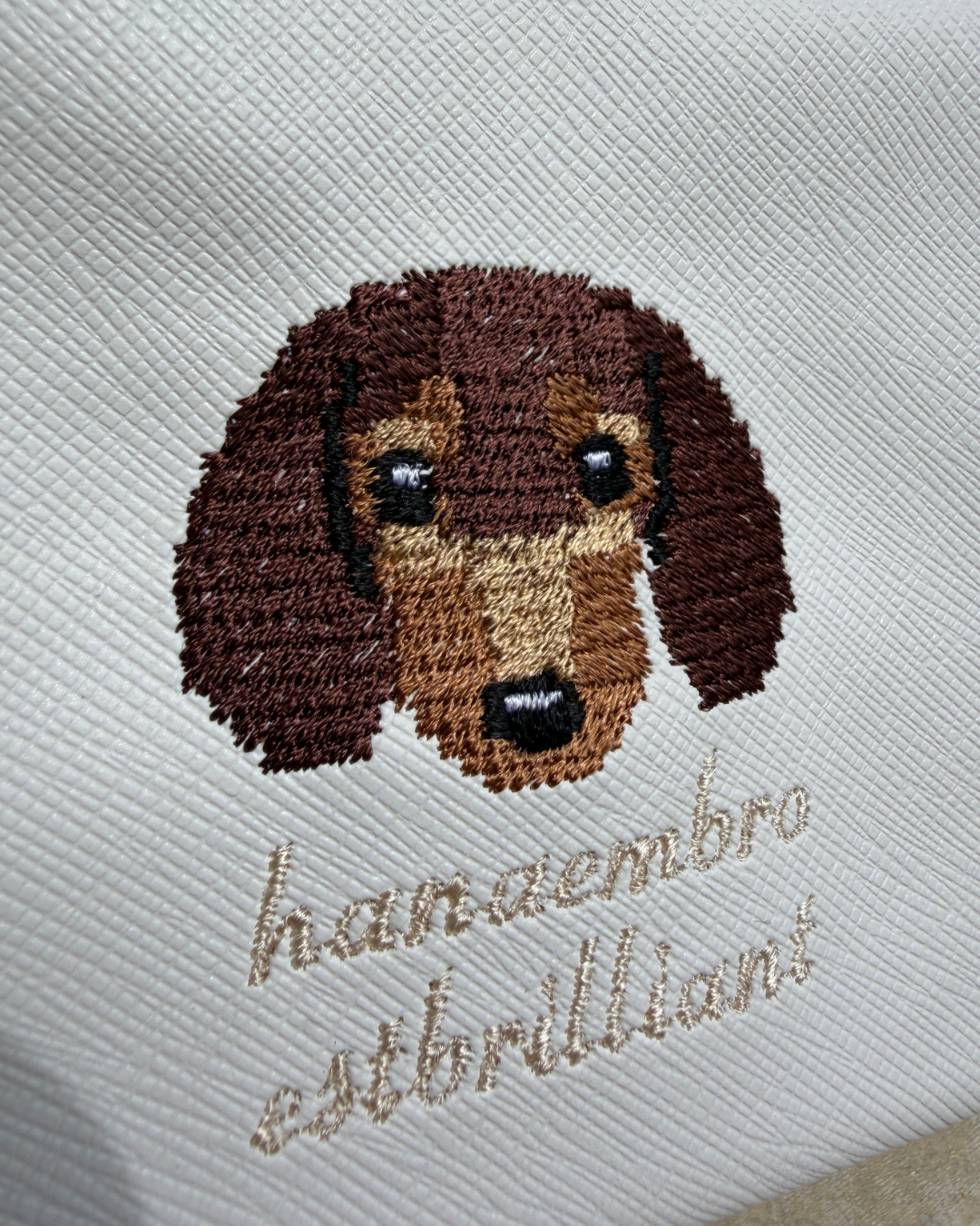 刺繡された顔のクローズアップ