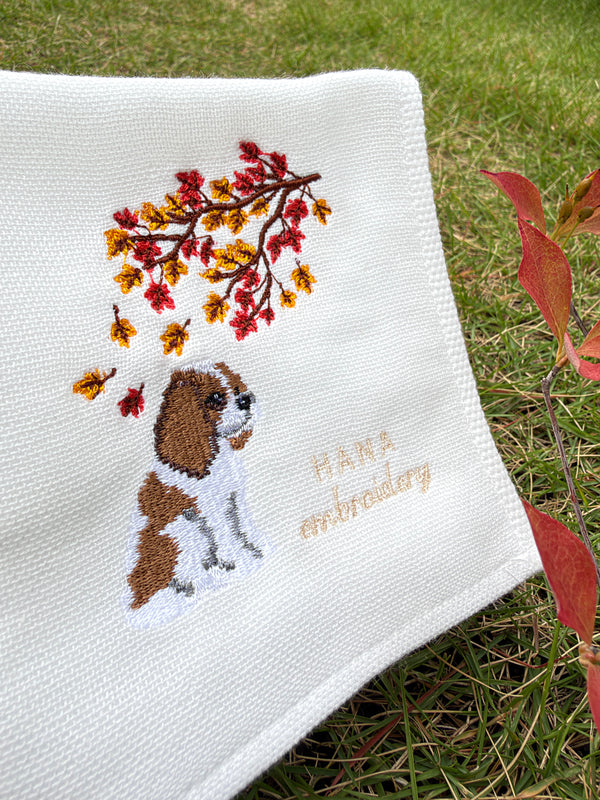 秋色のおすわり(キャバリアの刺繍ハンカチ)