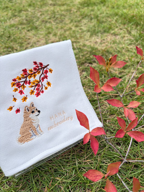 秋色のおすわり(柴犬の刺繍ハンカチ)