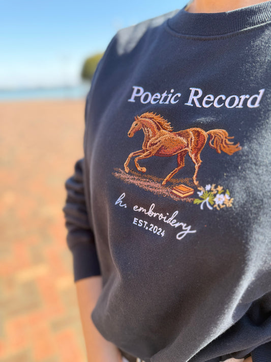 春の木漏れ日を追いかけて(馬の刺繡スウェット)