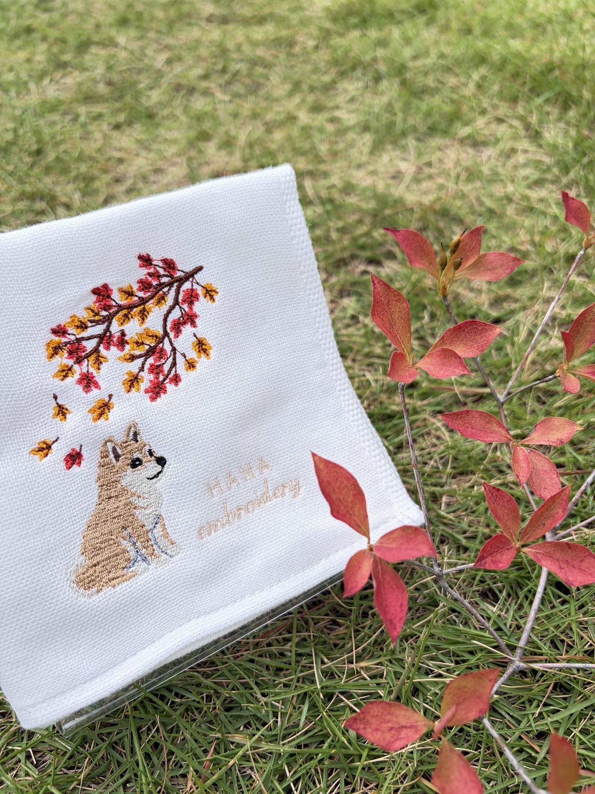 紅葉のしたで、ちょこんと、おすわり。