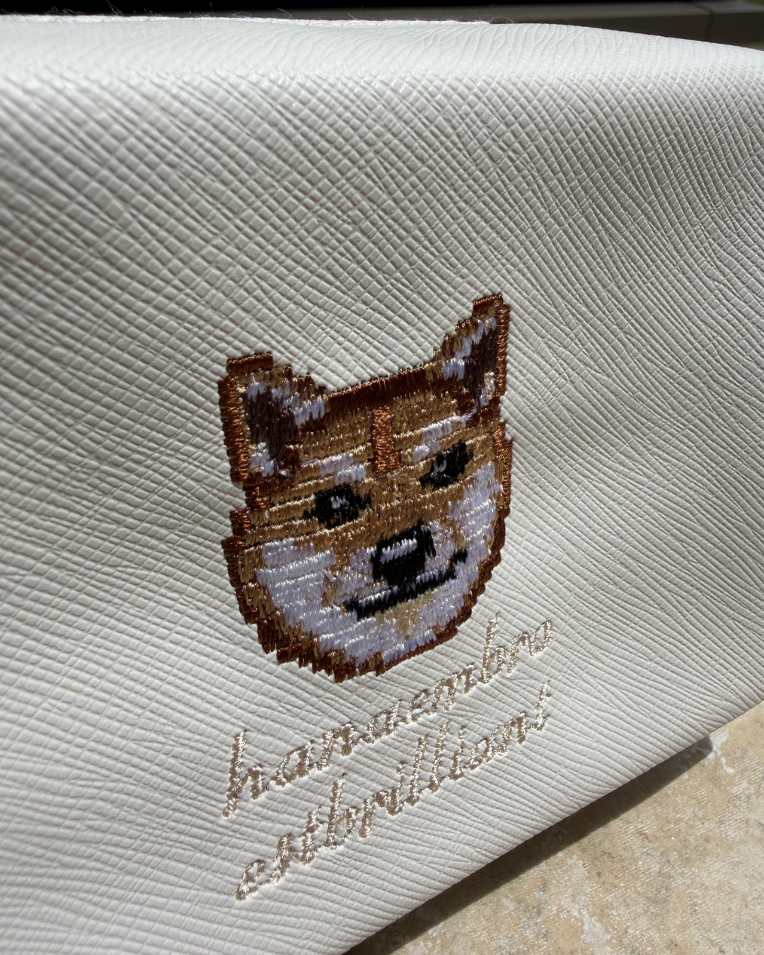 柴犬ポーチのモザイク刺繡 極アップ
