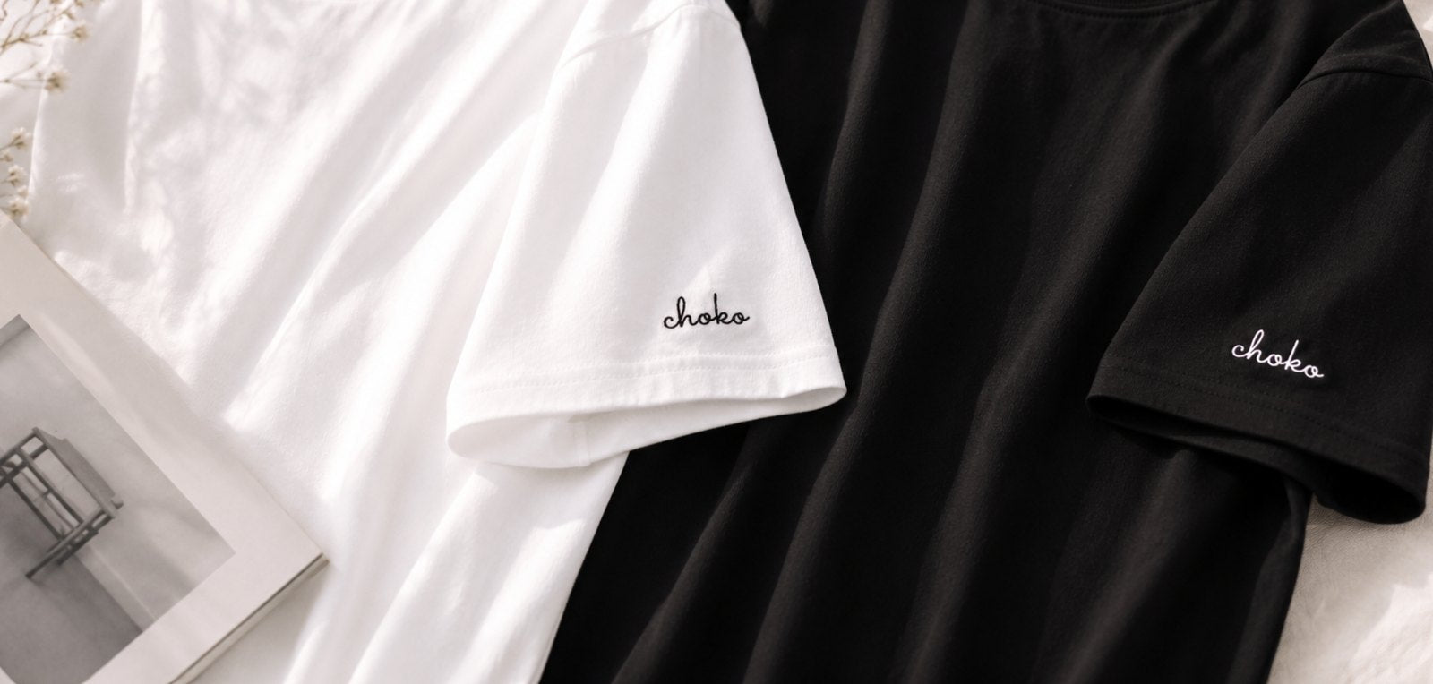 袖口に筆記体で「choko」と刺繍したホワイトとブラックのTシャツ