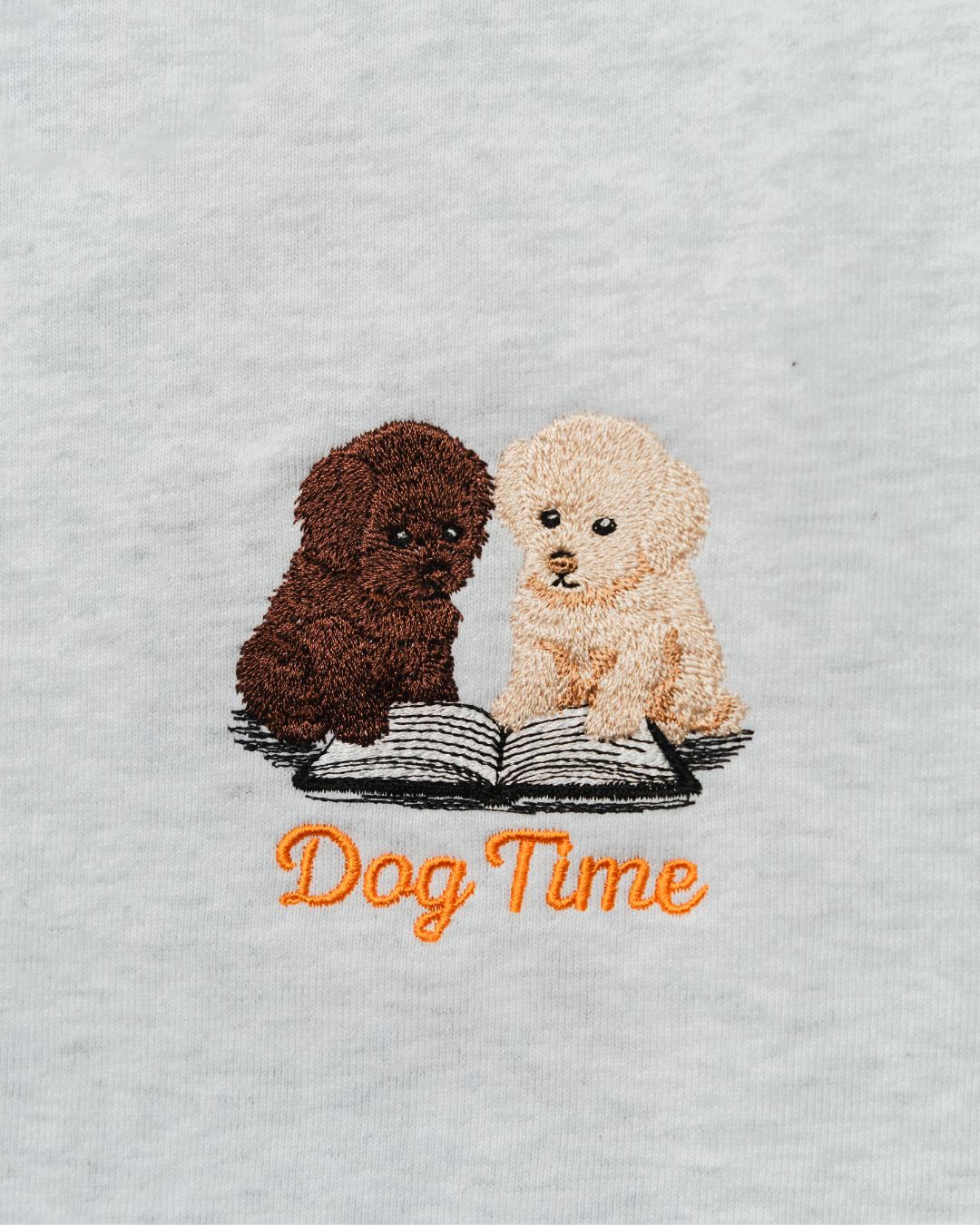アッシュ色クルーネックの胸元の刺繡