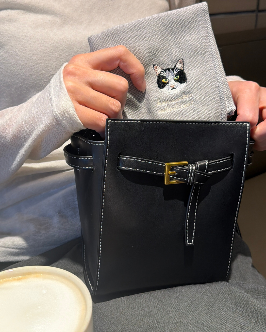 茶トラ猫の刺繡ハンカチ