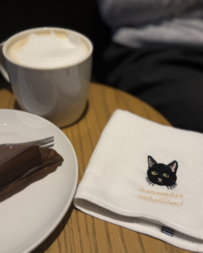 黒白(はちわれ)猫の刺繡ハンカチ