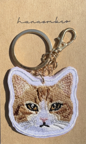 茶トラ猫の刺繡キーチャーム