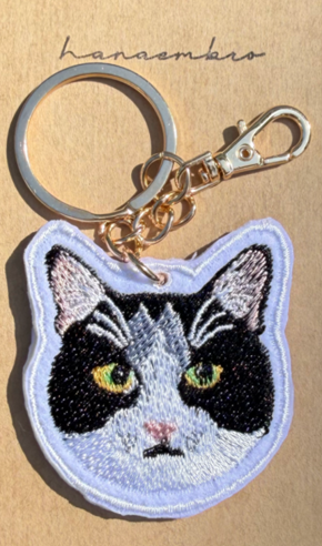黒白猫の刺繡キーチャーム
