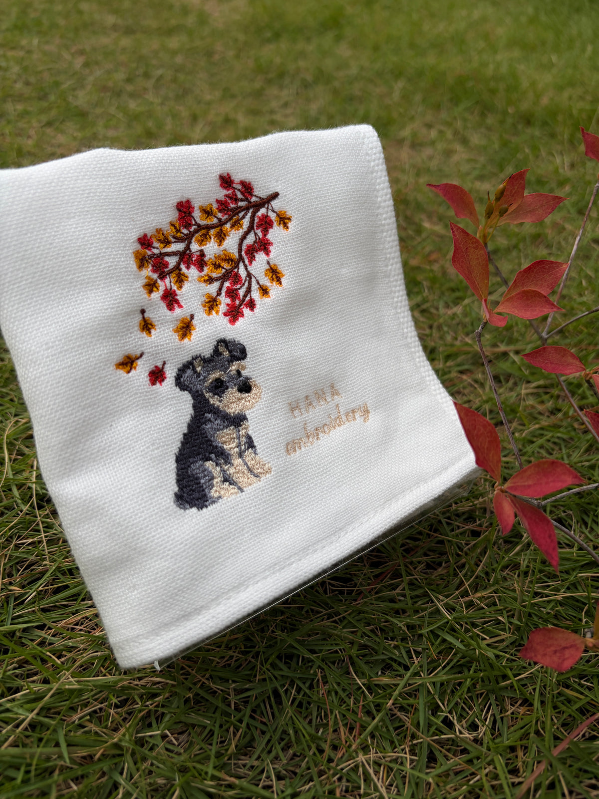 秋色のおすわり（シュナウザーの刺繍ハンカチ）