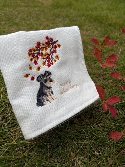 秋色のおすわり（シュナウザーの刺繍ハンカチ）