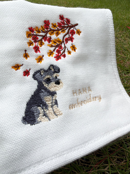 秋色のおすわり（シュナウザーの刺繍ハンカチ）