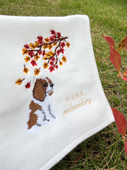 秋色のおすわり（キャバリアの刺繍ハンカチ）