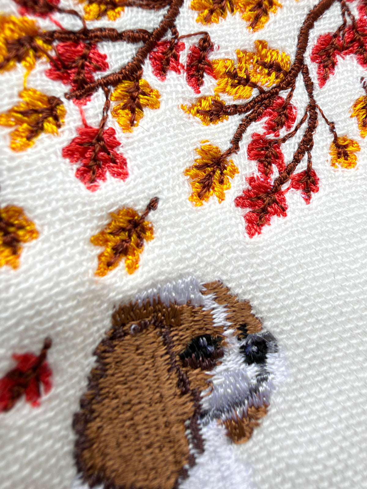 秋色のおすわり（キャバリアの刺繍ハンカチ）