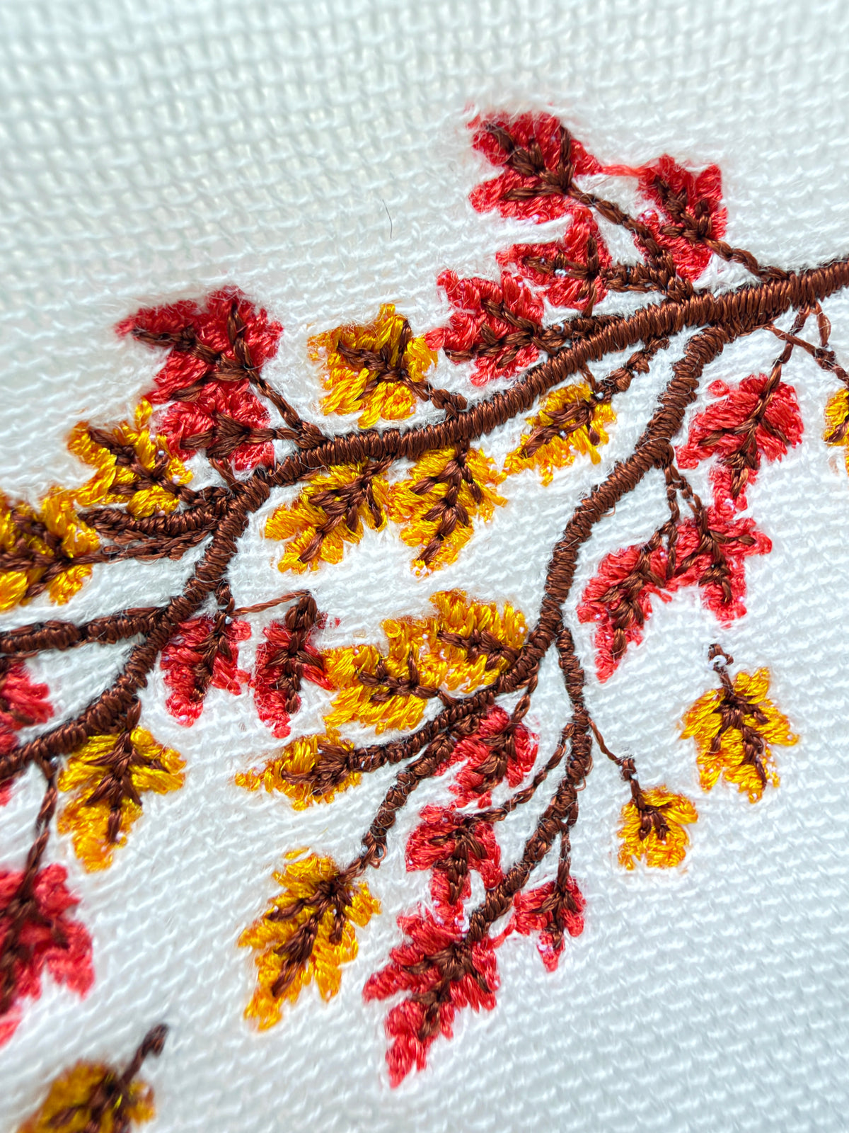 秋色のおすわり（柴犬の刺繍ハンカチ）