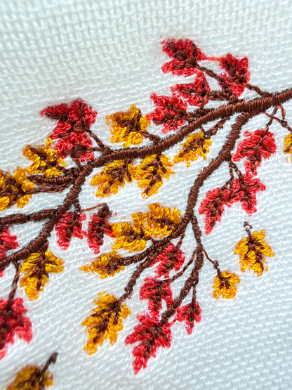 秋色のおすわり（柴犬の刺繍ハンカチ）