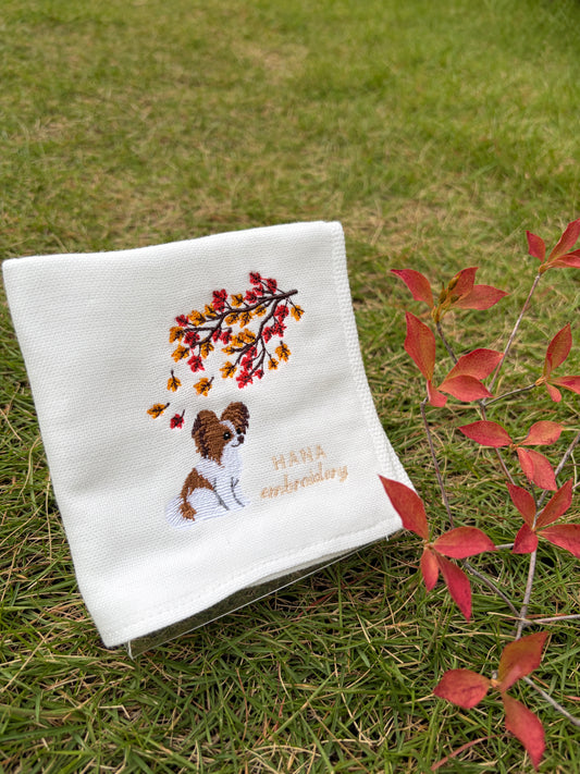 秋色のおすわり（パピヨンの刺繍ハンカチ）
