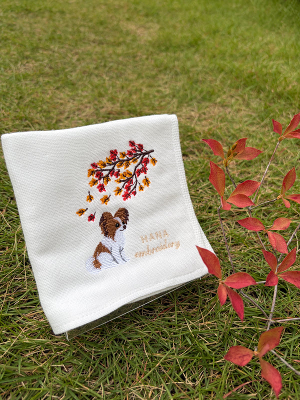 秋色のおすわり（パピヨンの刺繍ハンカチ）