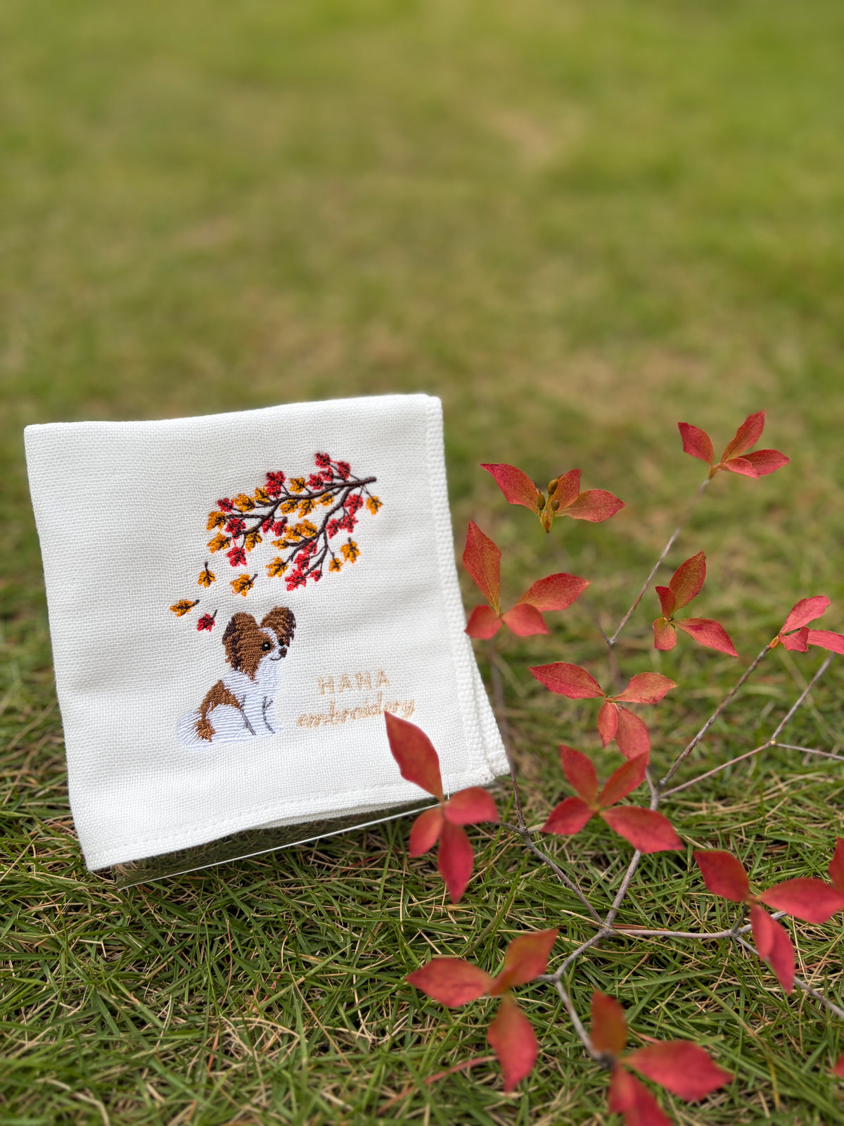 秋色のおすわり（パピヨンの刺繍ハンカチ）