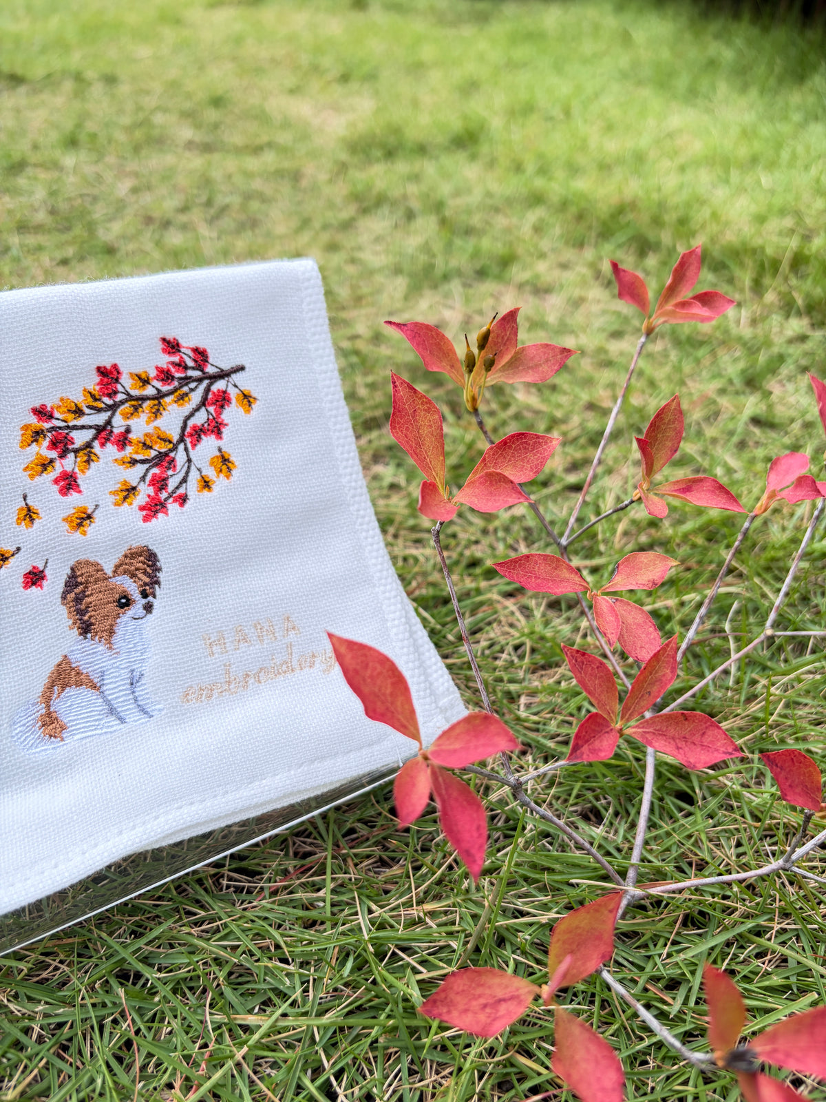 秋色のおすわり（パピヨンの刺繍ハンカチ）