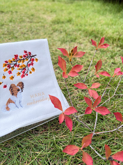 秋色のおすわり（パピヨンの刺繍ハンカチ）