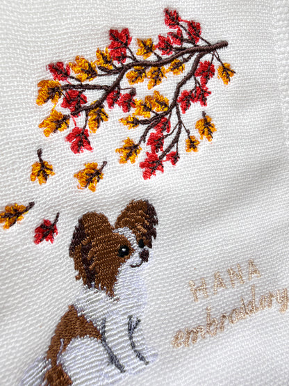 秋色のおすわり（パピヨンの刺繍ハンカチ）