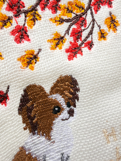 秋色のおすわり（パピヨンの刺繍ハンカチ）