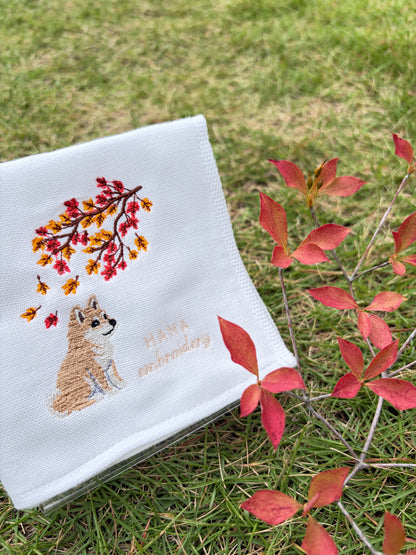 秋色のおすわり（柴犬の刺繍ハンカチ）