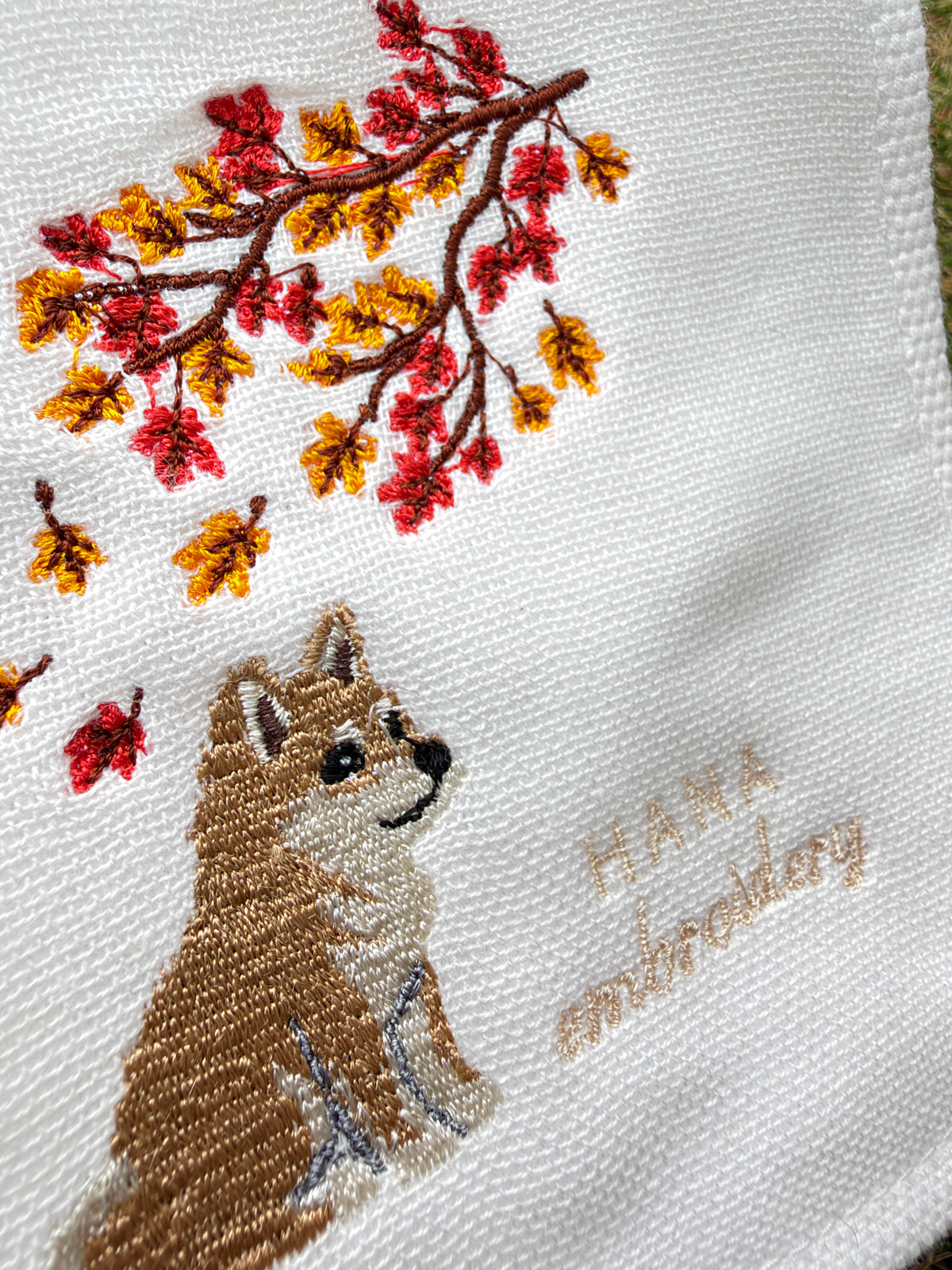 秋色のおすわり（柴犬の刺繍ハンカチ）