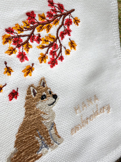 秋色のおすわり（柴犬の刺繍ハンカチ）