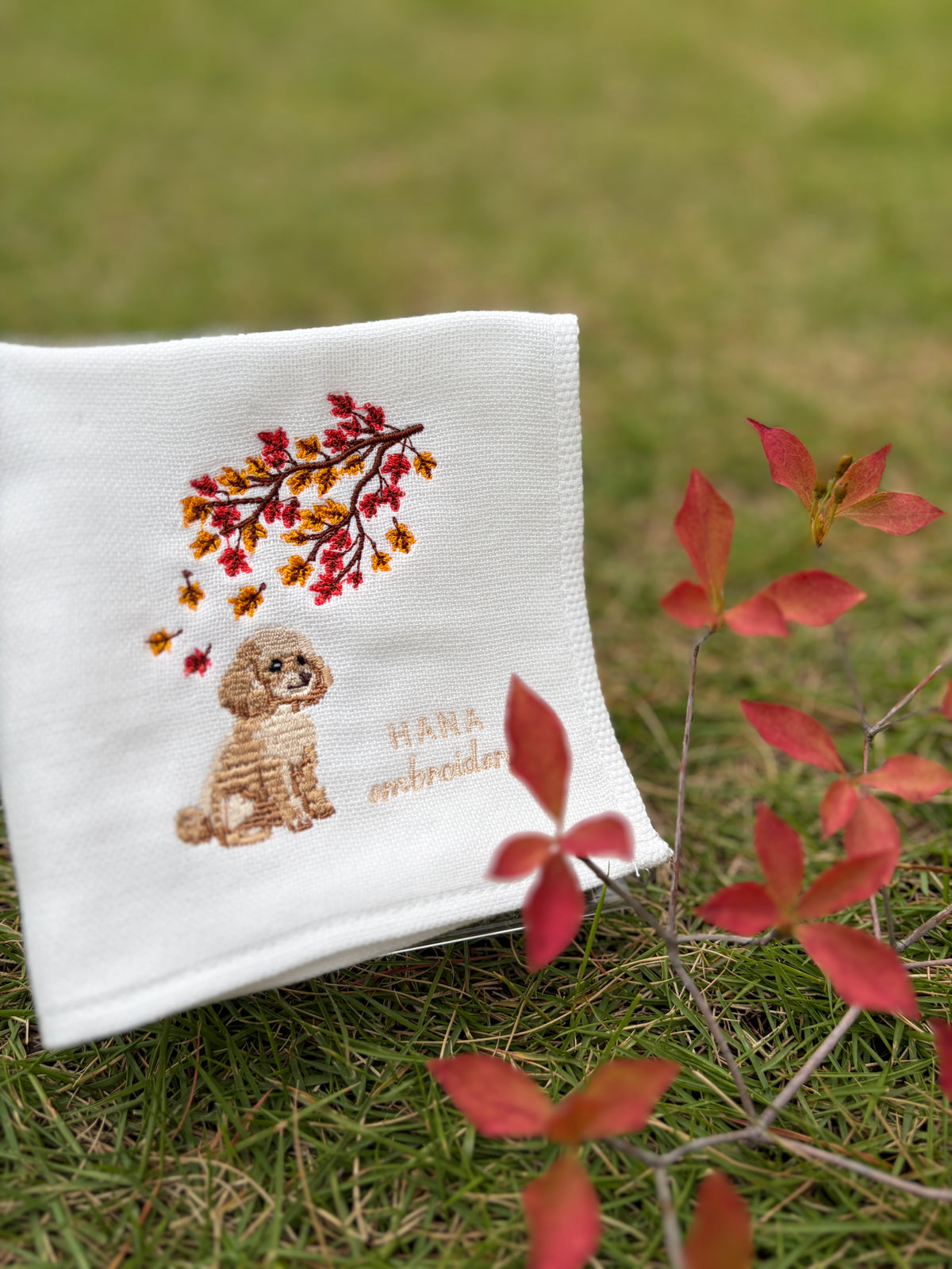 秋色のおすわり（トイプードルの刺繍ハンカチ）