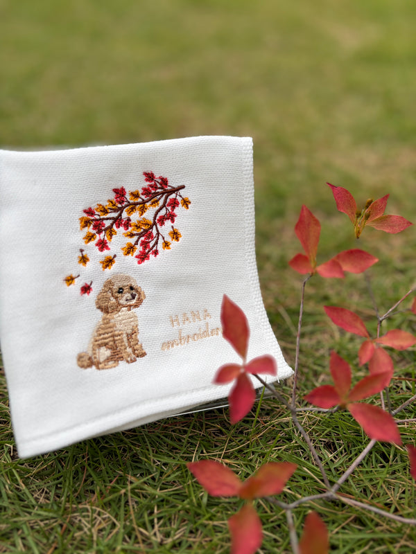 秋色のおすわり（トイプードルの刺繍ハンカチ）