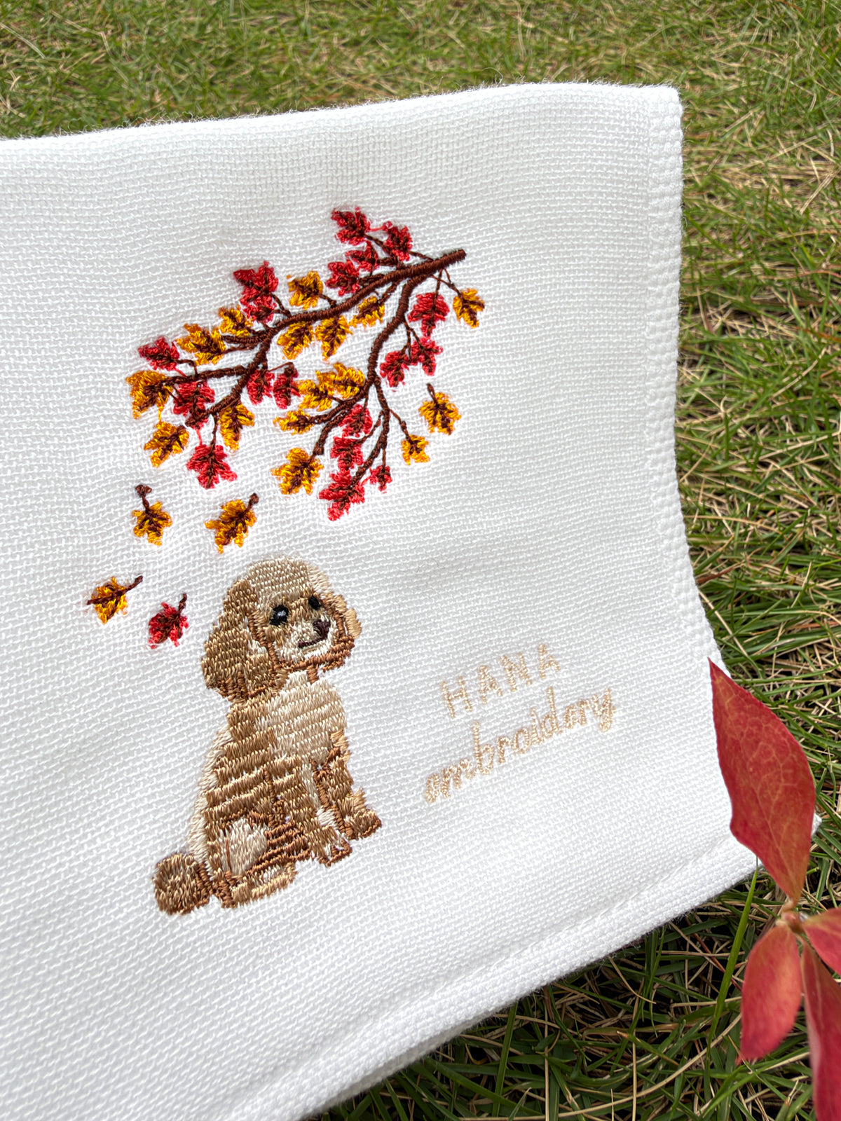 秋色のおすわり（トイプードルの刺繍ハンカチ）