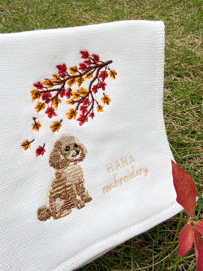 秋色のおすわり（トイプードルの刺繍ハンカチ）
