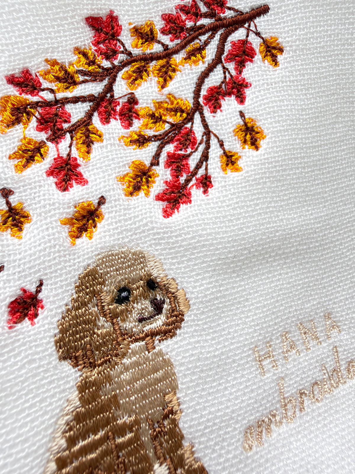 秋色のおすわり（トイプードルの刺繍ハンカチ）