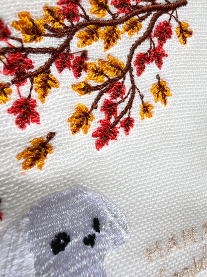 秋色のおすわり（マルチーズの刺繍ハンカチ）