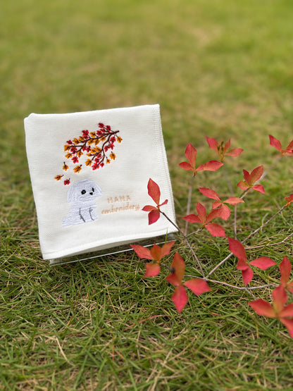 秋色のおすわり（マルチーズの刺繍ハンカチ）