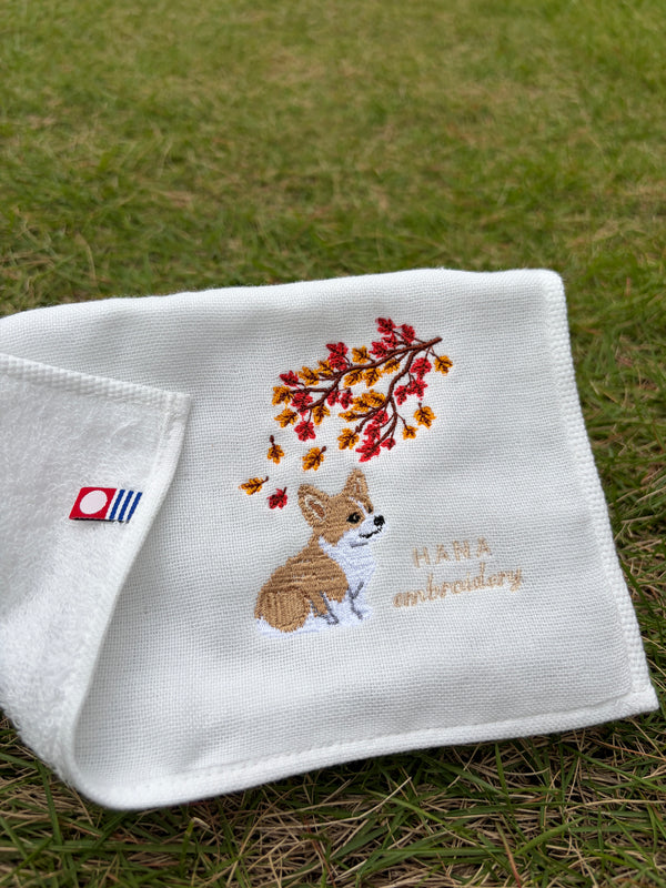 秋色のおすわり（コーギーの刺繍ハンカチ）