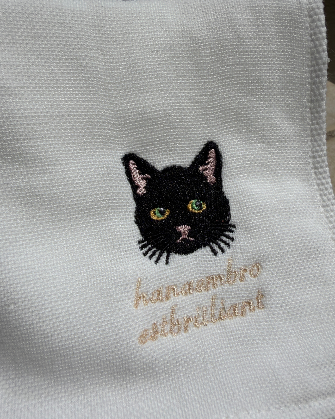 黒猫の刺繡ハンカチ
