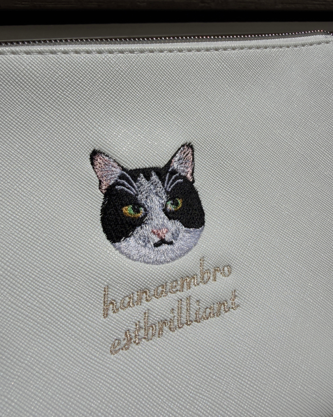 黒白猫の刺繡ポーチ