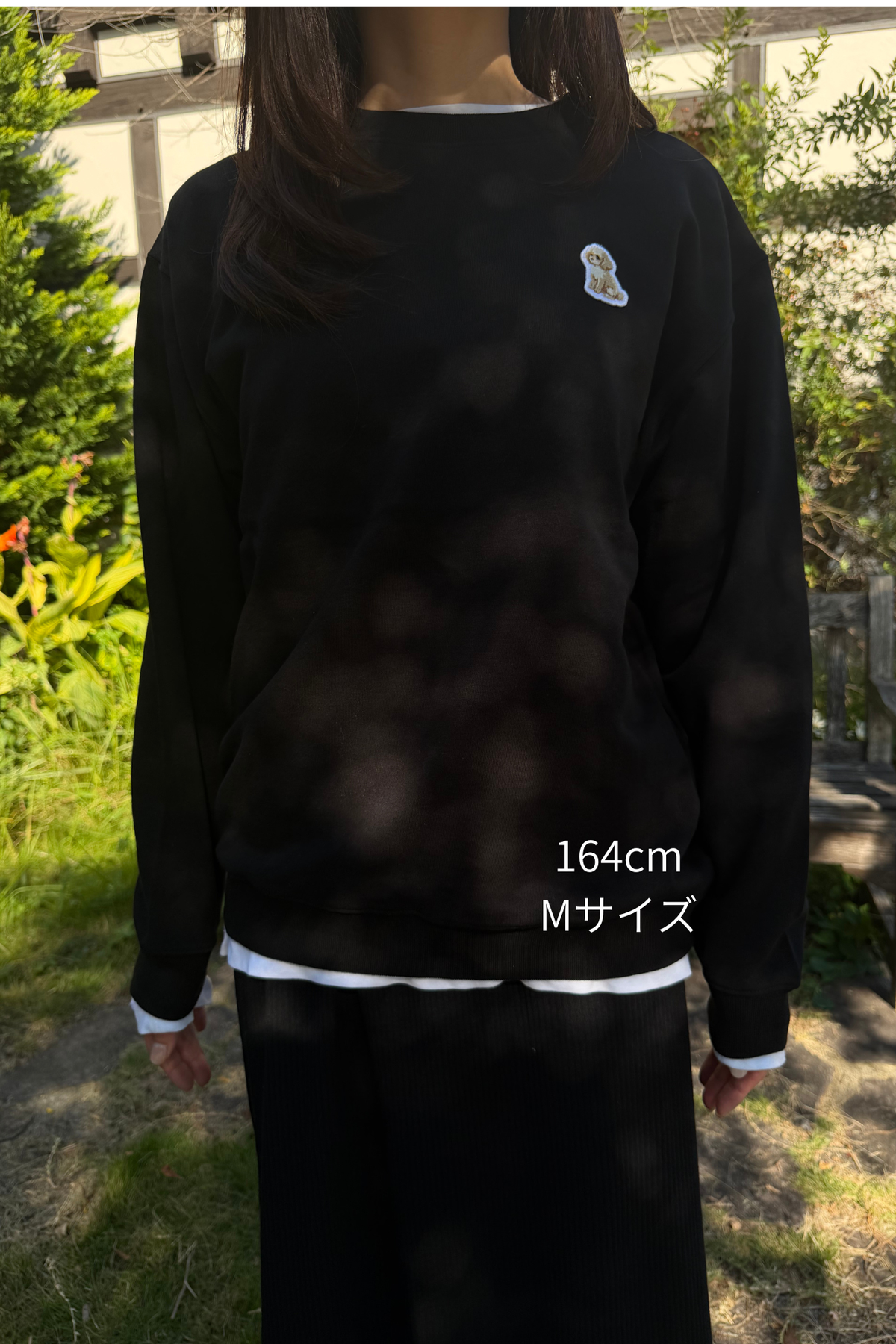 胸もとの、ちいさな相棒（マルチーズのワンポイントトレーナー）