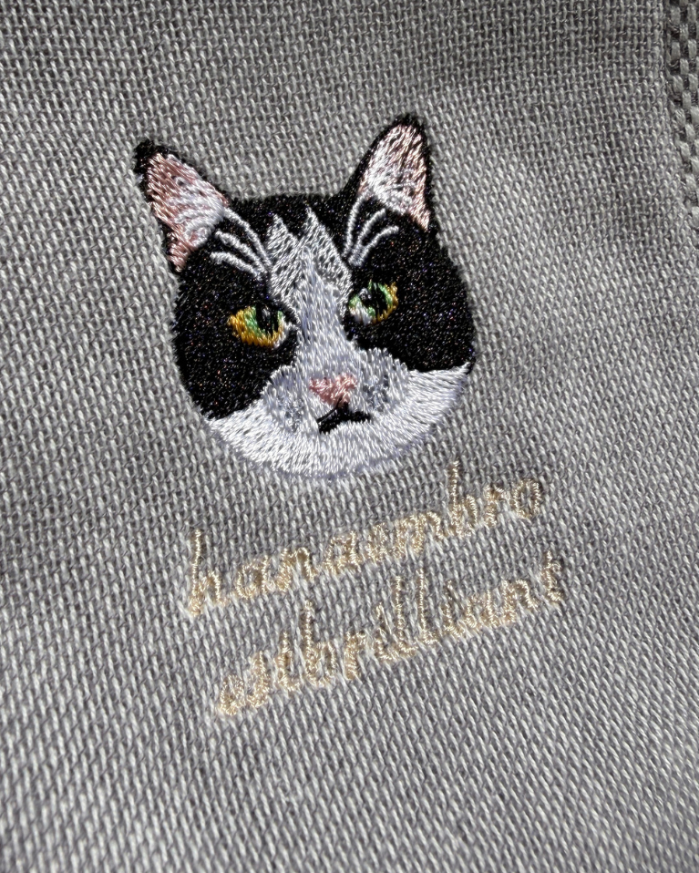 黒白(はちわれ)猫の刺繡ハンカチ