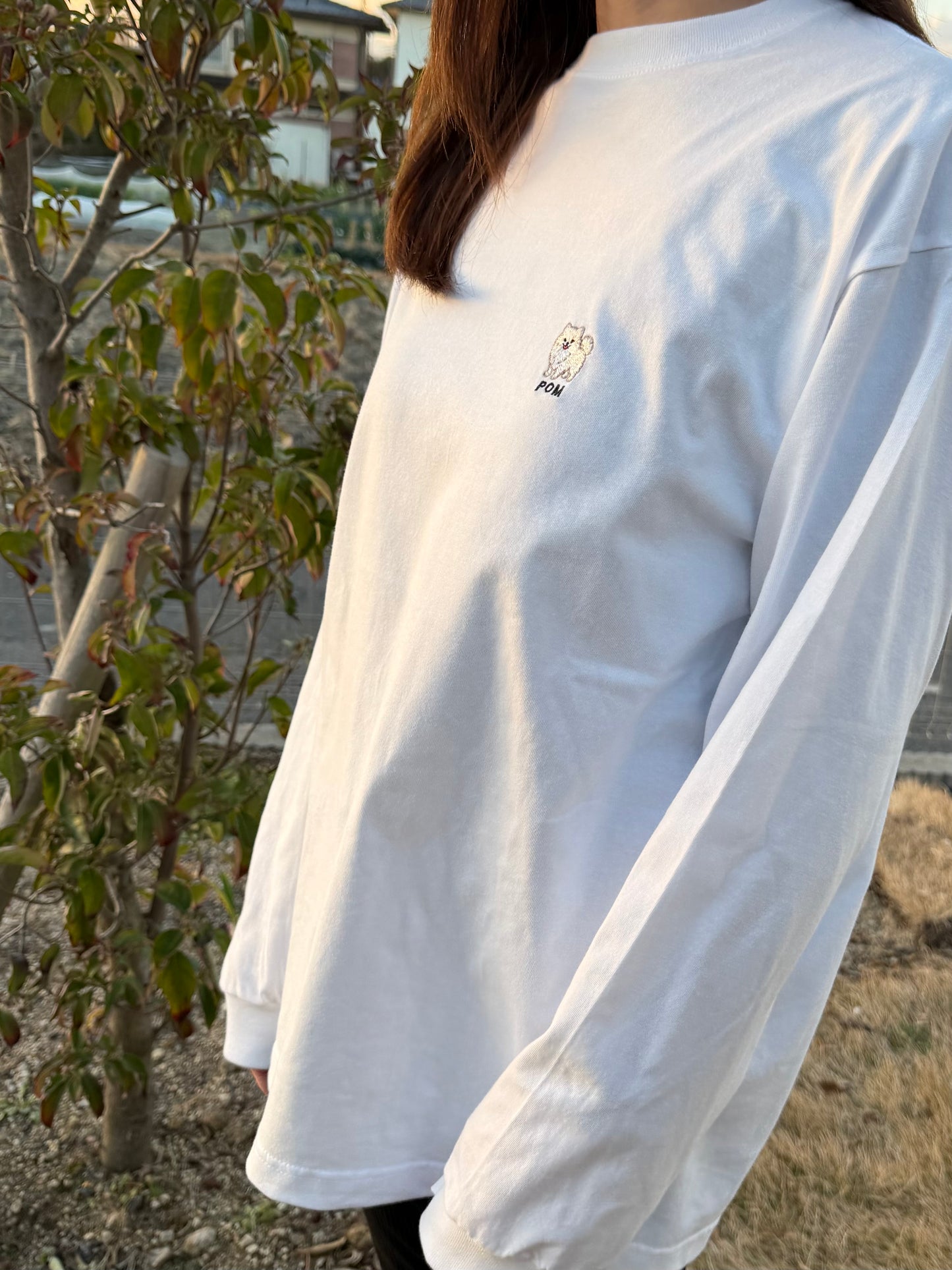 ポメラニアンのワンポイント刺繡ロングTシャツ(ホワイト)