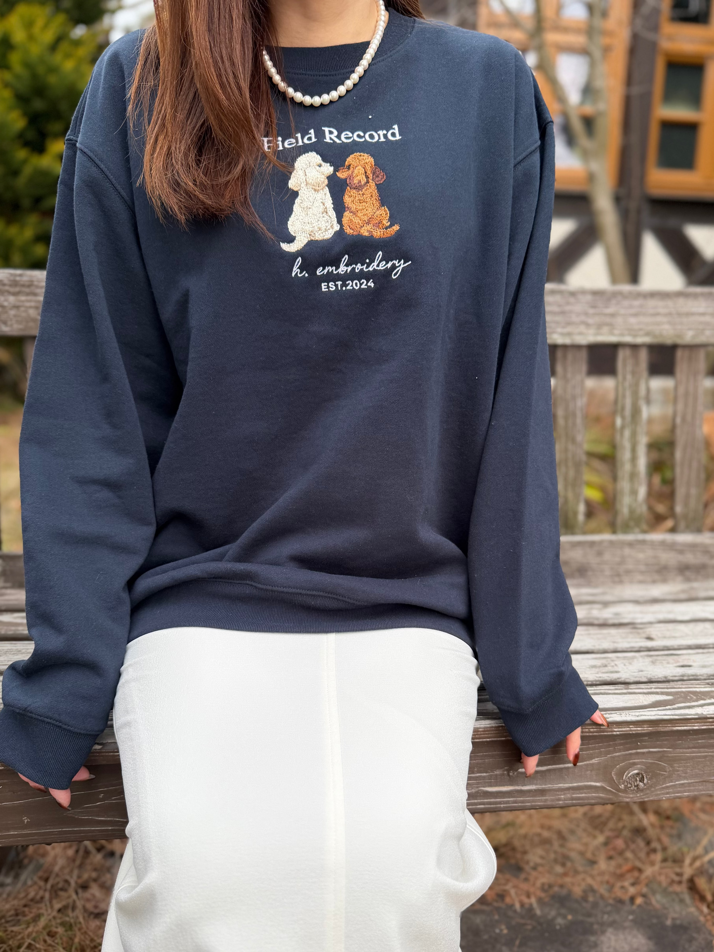 振り向きトイプードルの刺繍スウェット