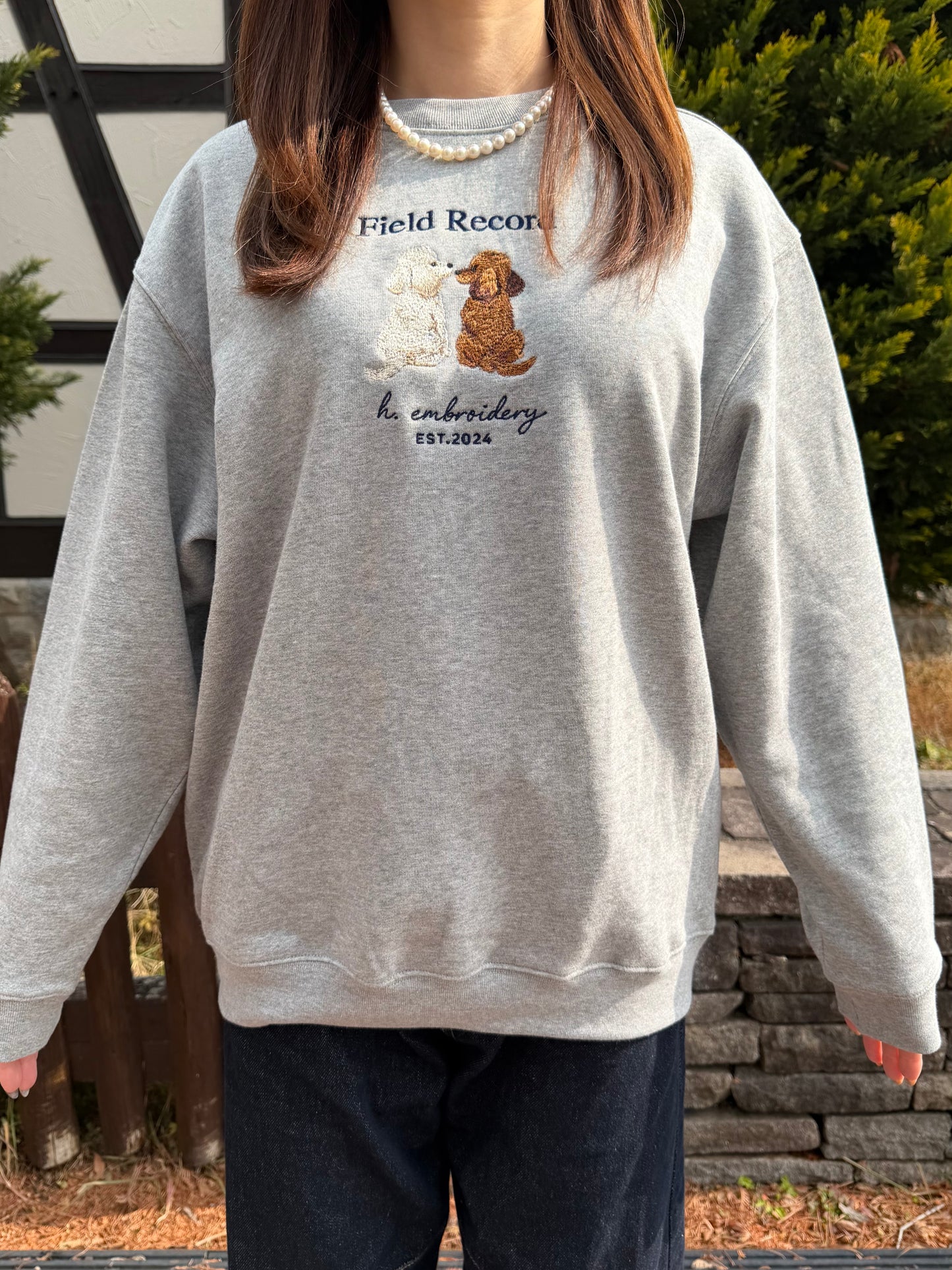 振り向きトイプードルの刺繍スウェット