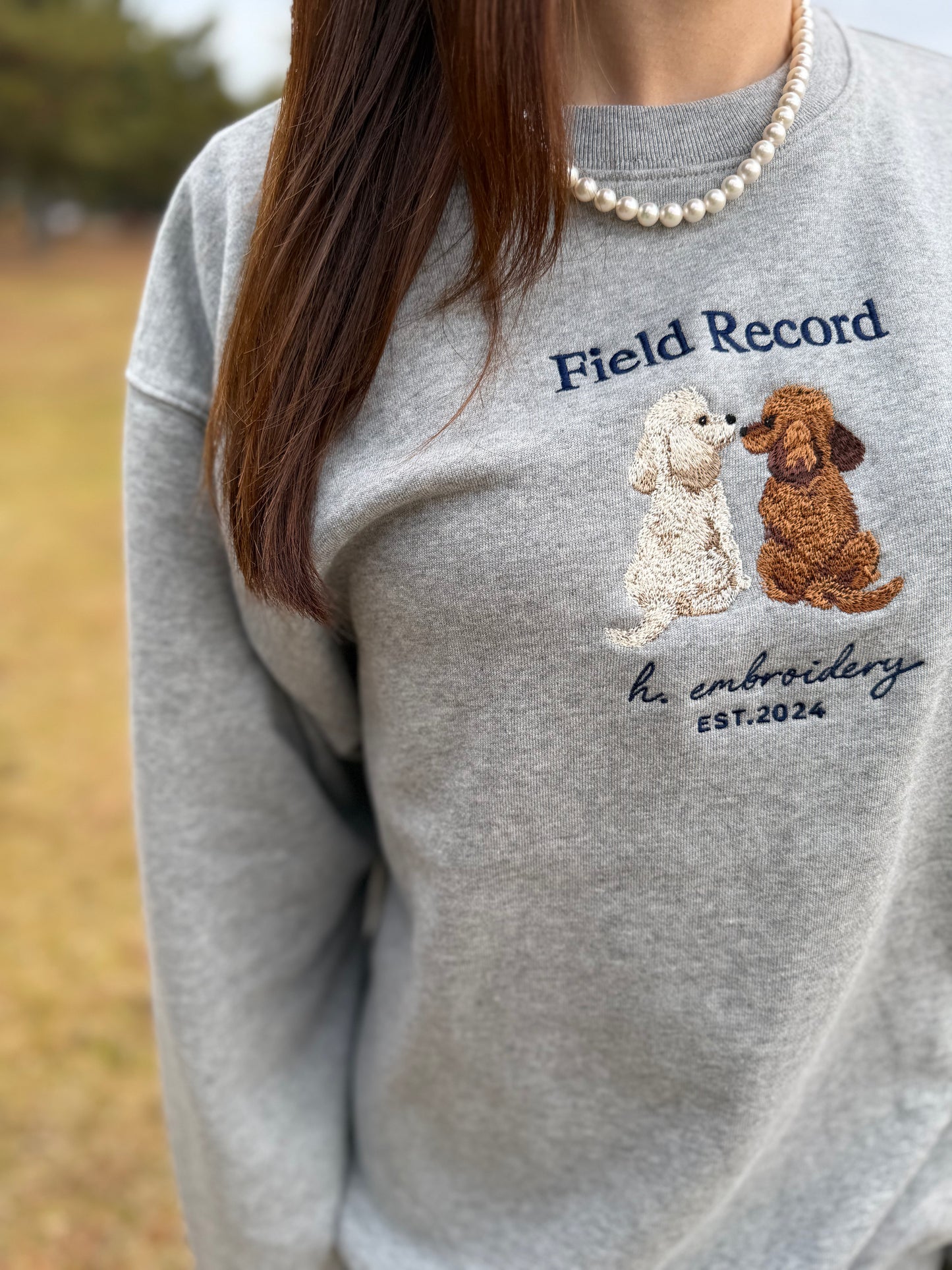 振り向きトイプードルの刺繍スウェット