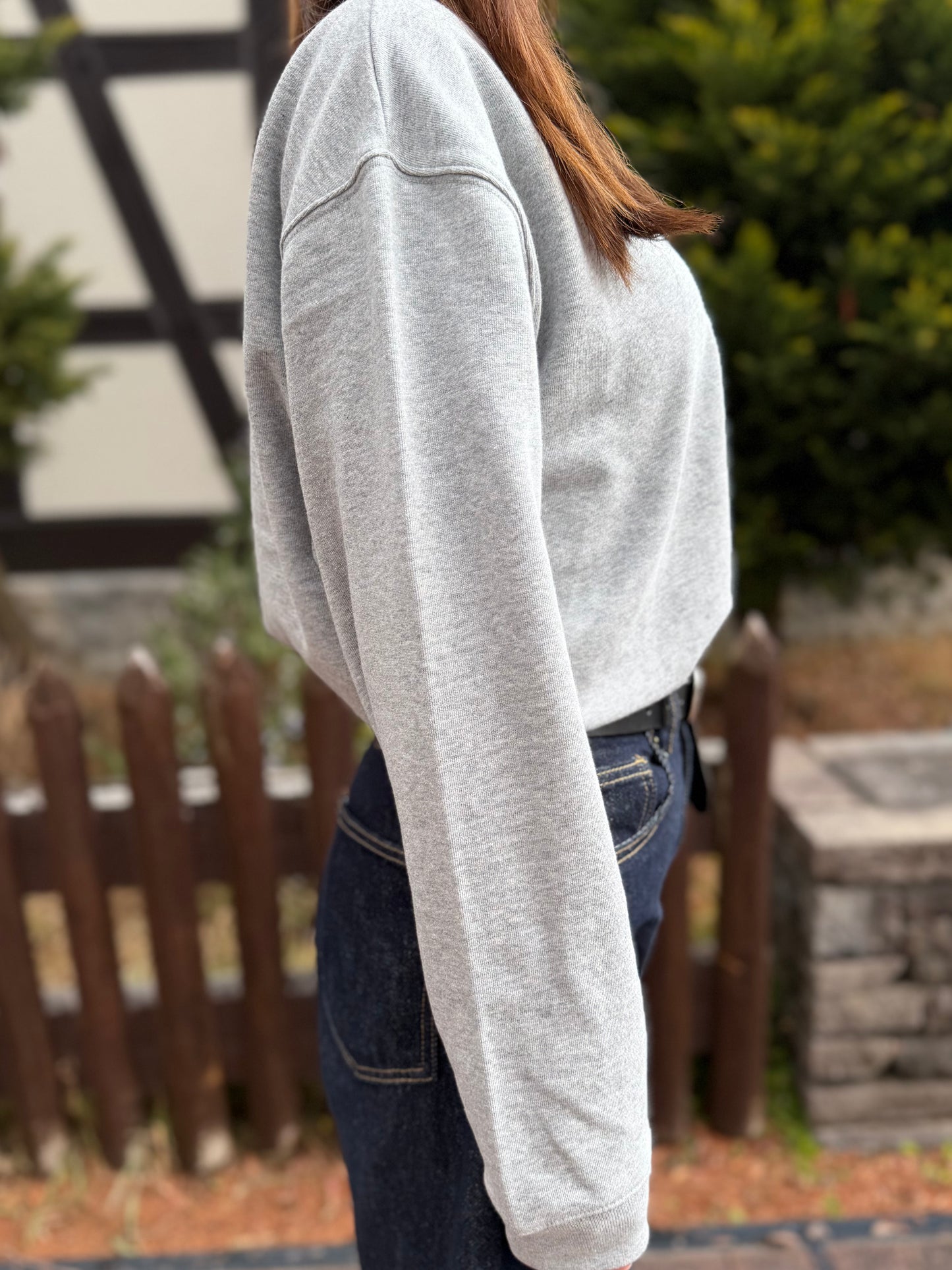 振り向きトイプードルの刺繍スウェット