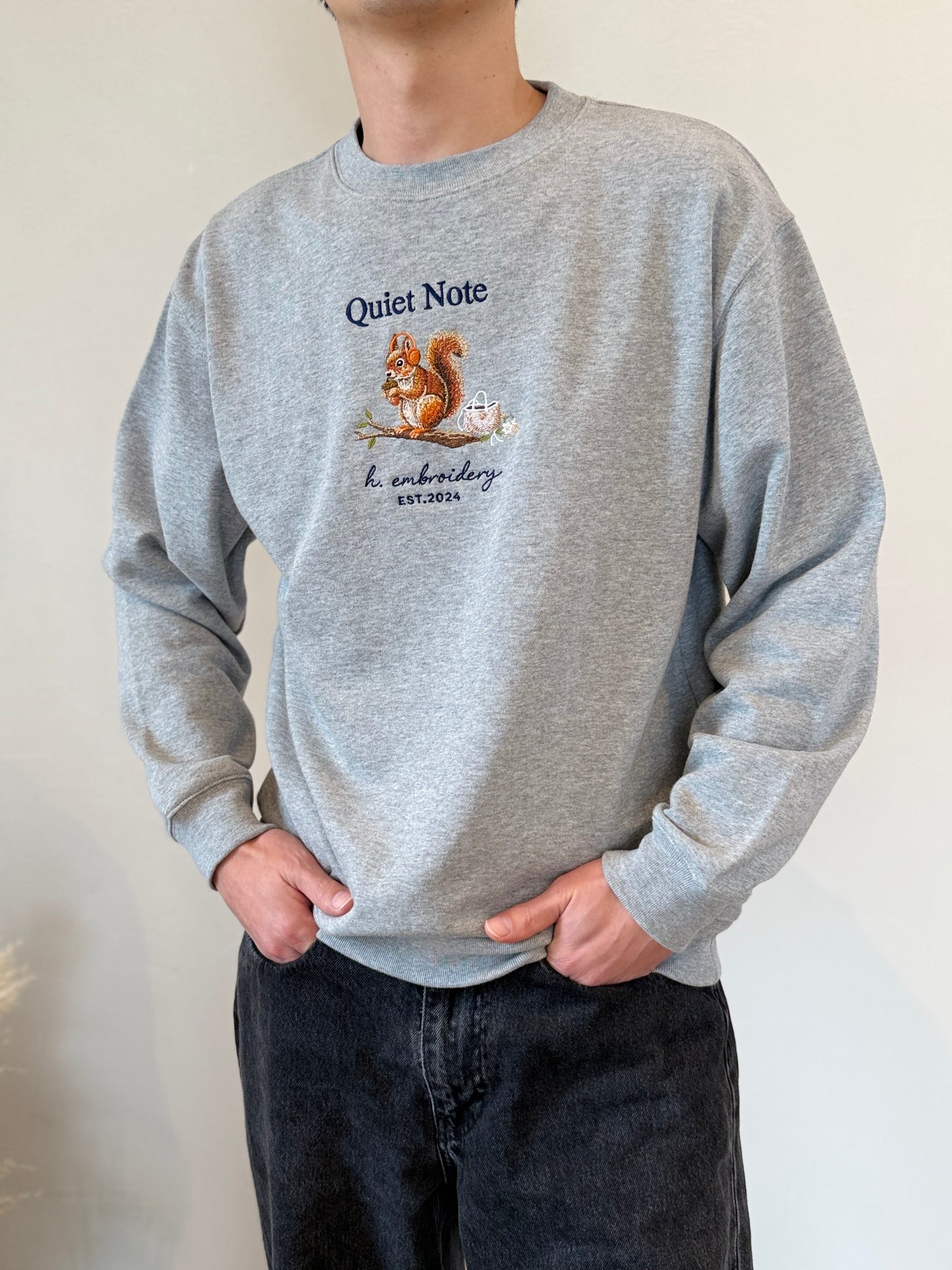音楽を楽しむリスの刺繍スウェット
