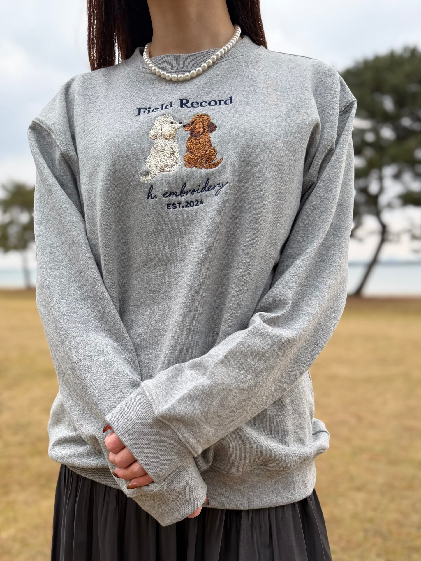 振り向きトイプードルの刺繍スウェット