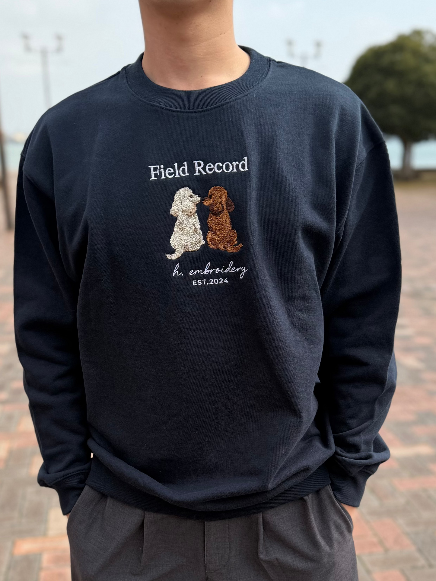 振り向きトイプードルの刺繍スウェット