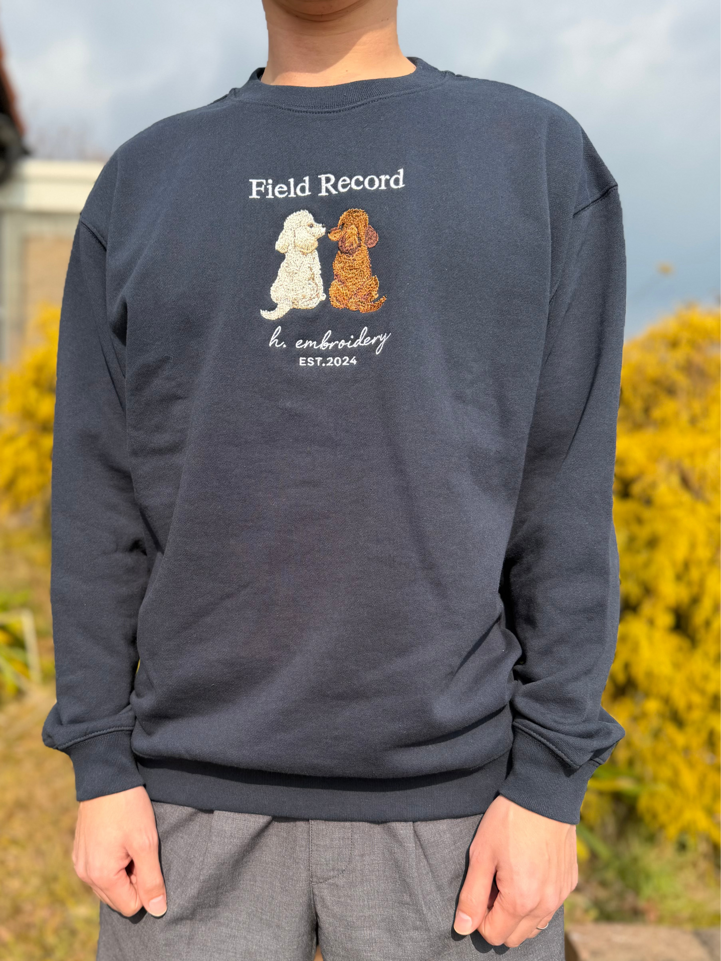 振り向きトイプードルの刺繍スウェット